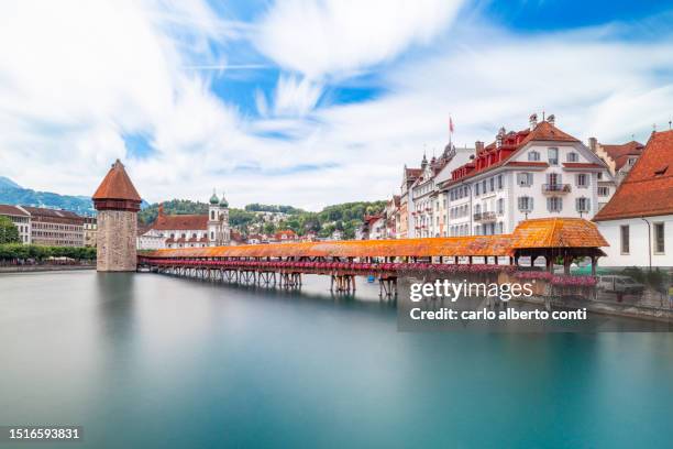 view of the kapellbrücke bridge and the wasserturm over the reuss river, during a sunny summer day, lucerne, canton of lucerne, switzerland - luzern foto e immagini stock