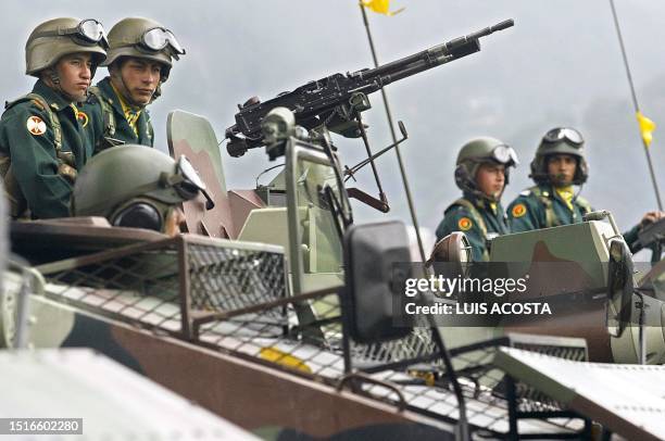 Soldiers guard the military school where Colombian President Alvaro Uribe finds himself in Bogota, Colombia 15 August 2002. Soldados del ejército de...