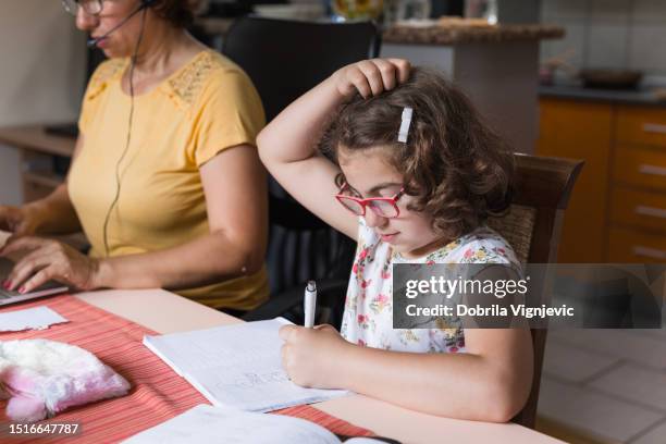 child writing homework - zich op het hoofd krabben stockfoto's en -beelden