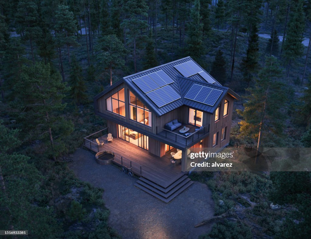 3D-Rendering eines modernen Waldhauses mit Sonnenkollektoren auf dem Dach in der Nacht