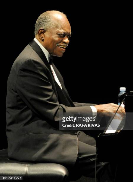 Picture taken on July 24, 2009 of US pianist Hank Jones performing with the Hank Jones Trio, during the 44th Jazzaldia Festival in the northern...