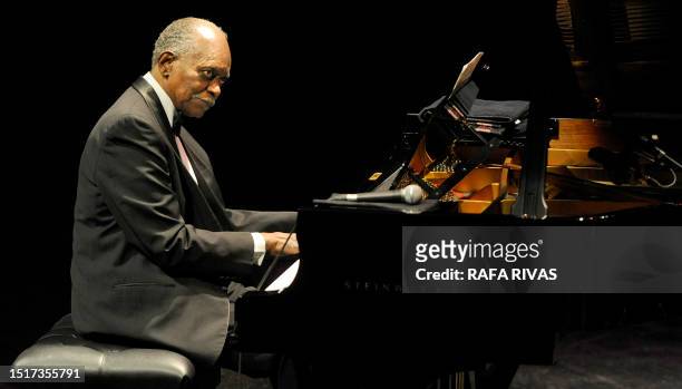 Picture taken on July 24, 2009 of US pianist Hank Jones performing with the Hank Jones Trio, during the 44th Jazzaldia Festival in the northern...