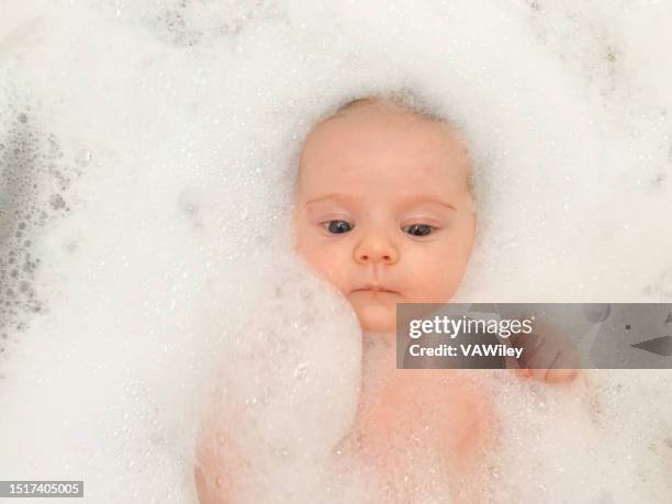 alerta de bebé recién nacido en el baño de burbujas - taking a bath fotografías e imágenes de stock