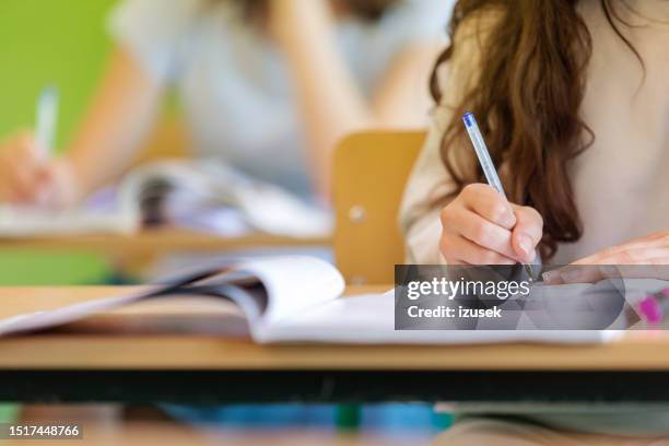 studentessa di scuola superiore durante la lezione in classe - persona irriconoscibile foto e immagini stock