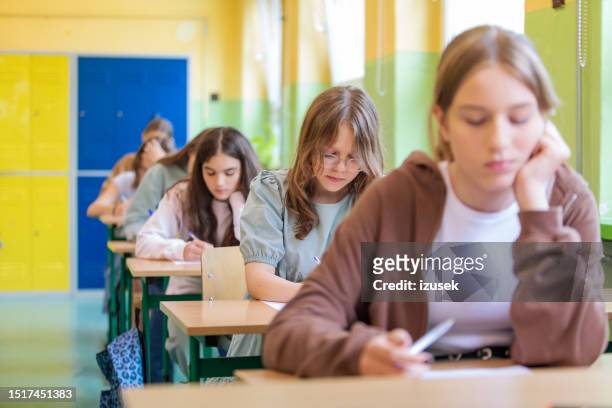 studentesse delle scuole superiori durante l'esame - test foto e immagini stock