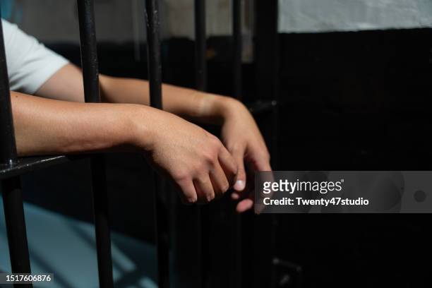 the prisoner in jail - prisão imagens e fotografias de stock