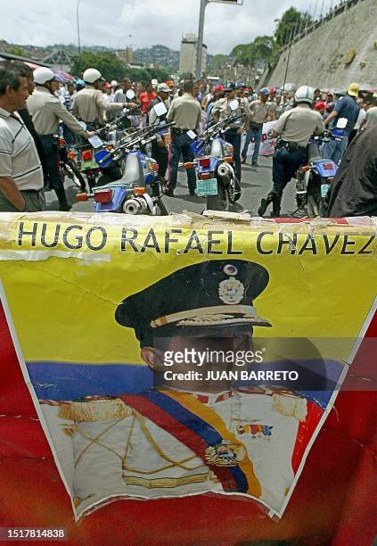 Miembros de seguridad custodian en una de las calles del sector populoso del barrio Petare, ubicado al este de Caracas, el 13 de junio de 2003. La...