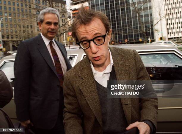 Picture taken 30 March 1993 of American movie director and actor Woody Allen making his way to the courthouse in New York with his attorney Elkan...