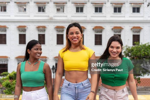multiracial women friends dancing in the streets of the city - amigos baile stockfoto's en -beelden