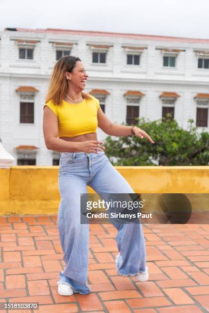 latin woman dancing in the streets - amigos baile stockfoto's en -beelden