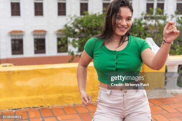 femme dansant gracieusement dans la rue - long jump photos et images de collection