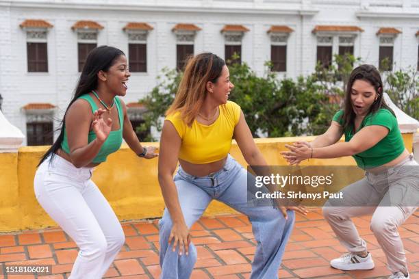 cool women friends dancing on the street. - amigos baile stockfoto's en -beelden