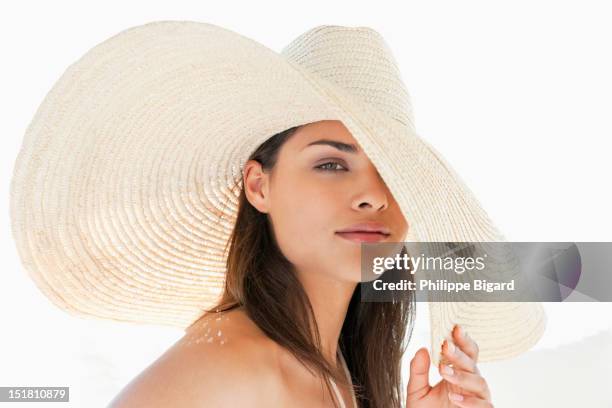 portrait of woman wearing large sun hat - sombrero de sol fotografías e imágenes de stock