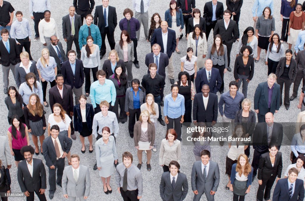 Retrato de los hombres de negocios en multitud