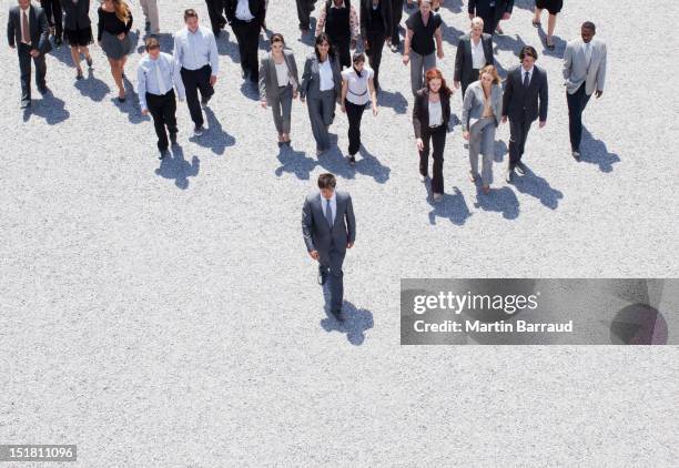 businessman leading business people - follow stockfoto's en -beelden