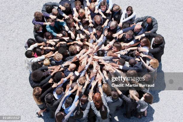 gruppe des business personen bilden zusammen mit längeren ärmeln - engagement stock-fotos und bilder