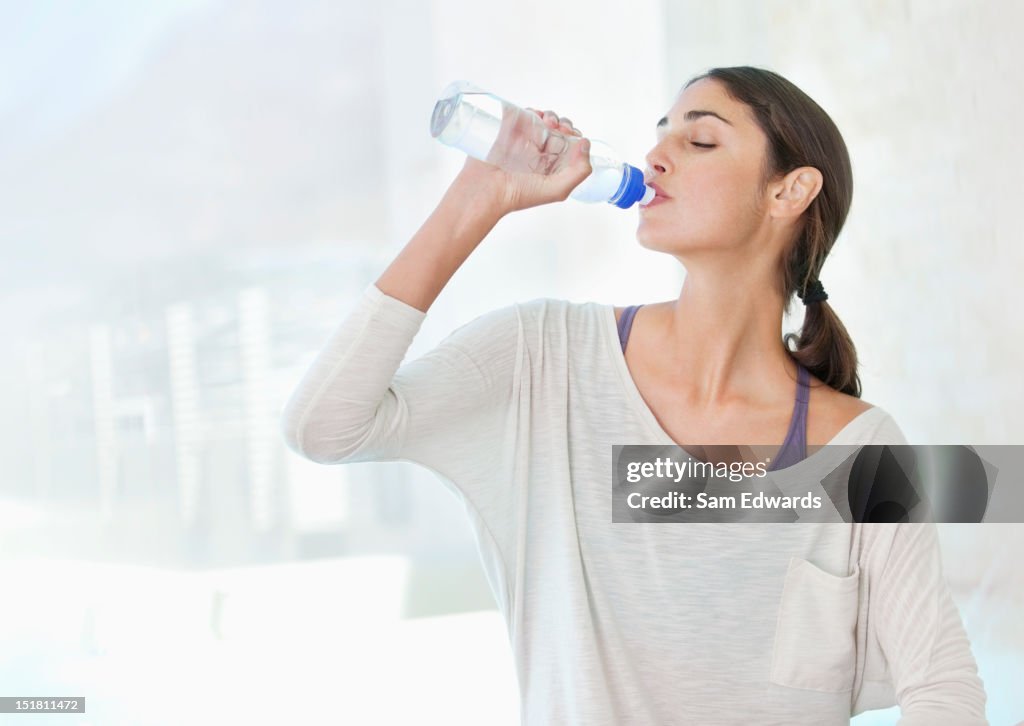 Mujer bebiendo de la botella de agua