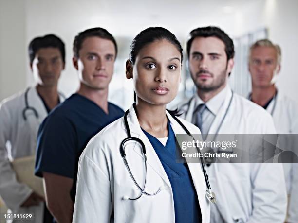 retrato de confiante de médicos e enfermeiras - doctor lab coat imagens e fotografias de stock