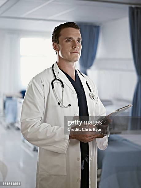 retrato de seguro médico segurando a ficha médica no hospital - fotografia de três quartos imagens e fotografias de stock