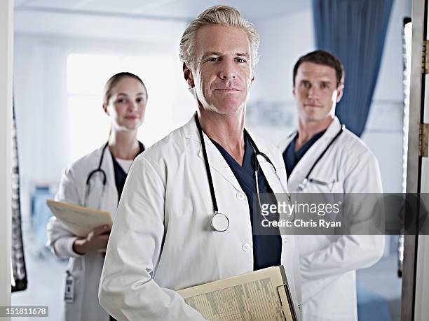 retrato de confianza en el hospital los médicos en la - three people fotografías e imágenes de stock