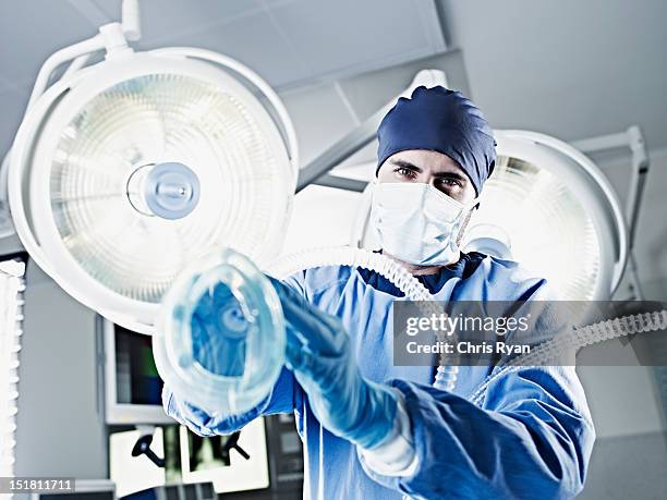 retrato do cirurgião com máscara de oxigênio com luz cirúrgica - oxygen mask - fotografias e filmes do acervo