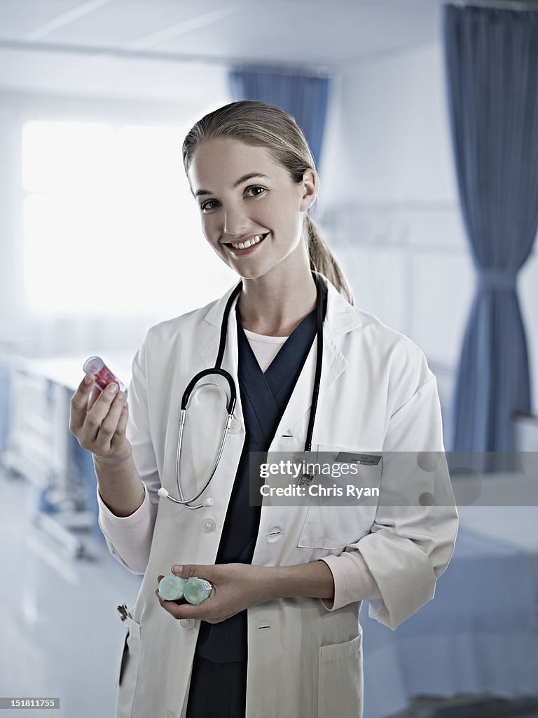 Retrato de sorrir Doutor exploração frasco de hospit receita
