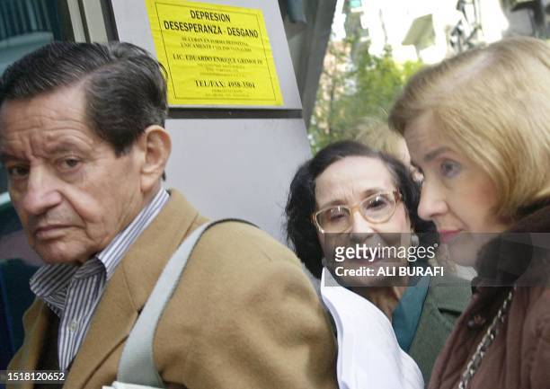 Civilians line up outside of City Bank to cash their retirement checks in Buenos Aires, 24 April 2002. AFP PHOTO/Ali BURAFI Ciudadanos forman fila...