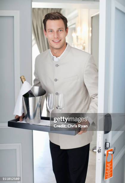 retrato de camarero en la habitación, champán con bandeja de entrada - servicio de habitaciones fotografías e imágenes de stock