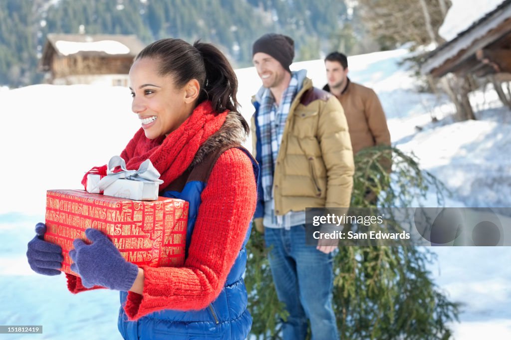 笑顔ご友人とご一緒に新鮮なカットのクリスマスツリーと