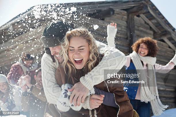 freunde genießen schneeballschlacht - glücklichsein stock-fotos und bilder