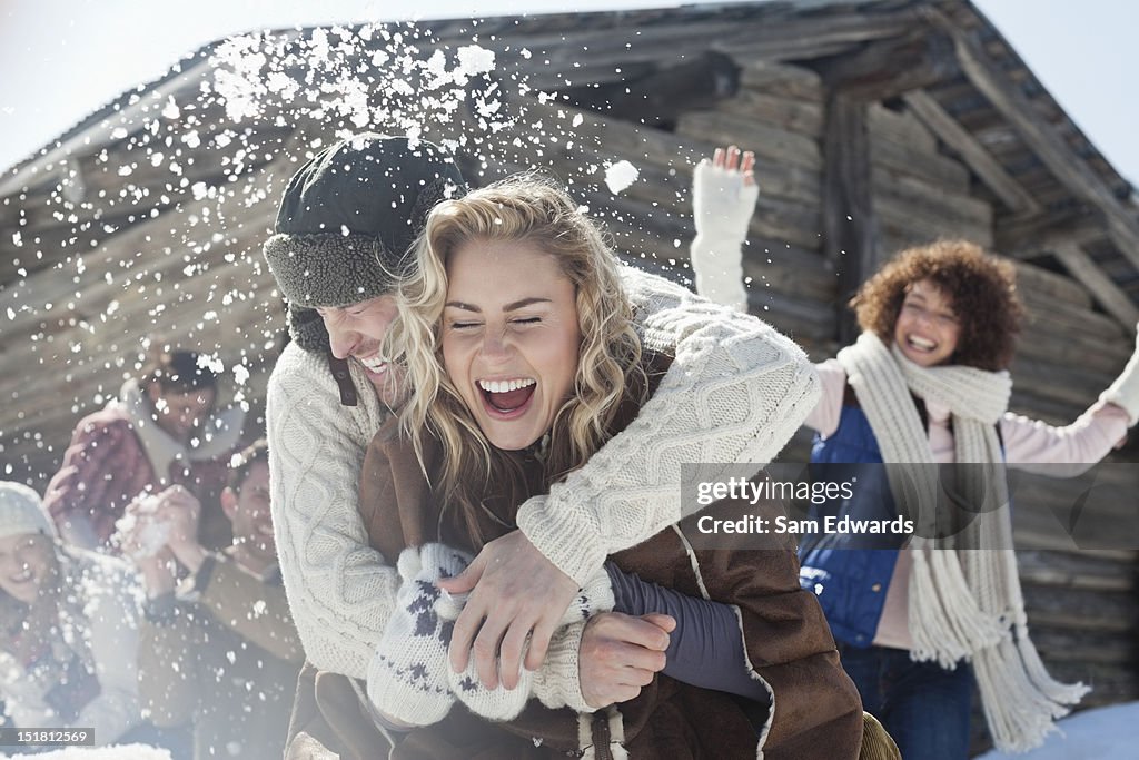 Amigos desfrutar de luta de bolas de neve