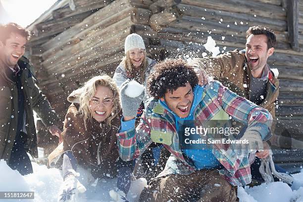 freunde genießen schneeballschlacht - schnee stock-fotos und bilder