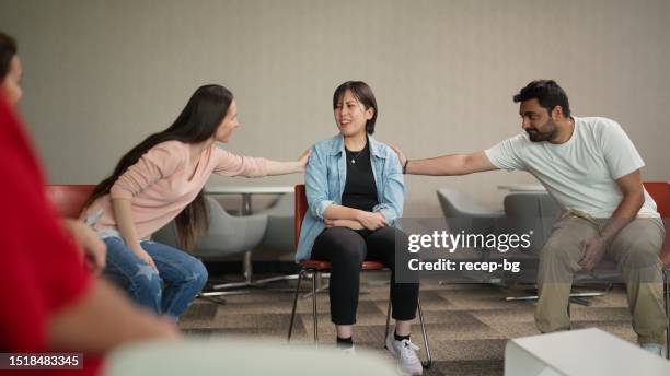 frau, die während der gruppentherapiesitzung spricht - anonyme alkoholiker stock-fotos und bilder
