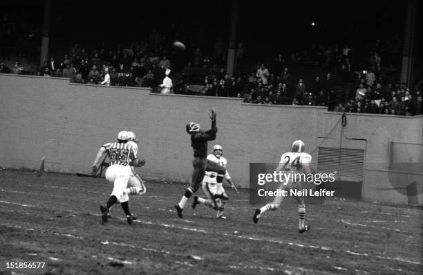 New York Titans Art Powell in action, attempting catch vs Houston Oilers at Polo Grounds. New York, NY CREDIT: Neil Leifer