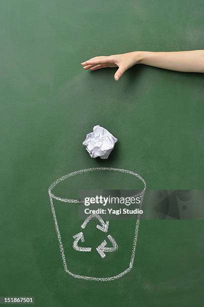 the hand which abandons a trash box and paper - papierkugel stock-fotos und bilder