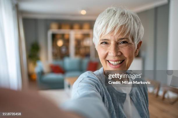 retrato de una anciana jubilada feliz y sonriente - selfie milan fotografías e imágenes de stock