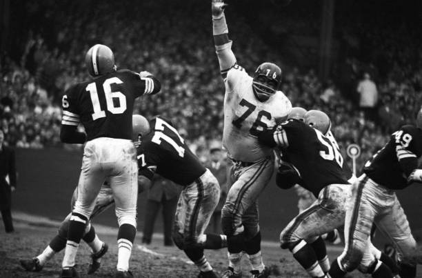 New York Giants Rosey Grier in action, defense vs Cleveland Browns QB Milt Plum at Cleveland Municipal Stadium. Cleveland, OH CREDIT: Neil Leifer