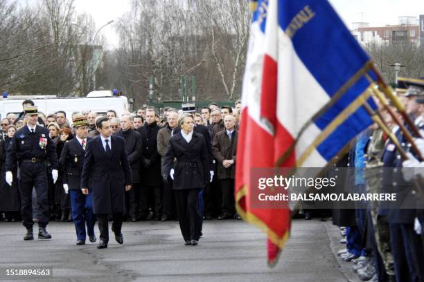 La ministre de la Défense, Michèle Alliot-Marie et le ministre de l'Intérieur Nicolas Sarkozy arrivent le 24 janvier 2007 au camp militaire de...