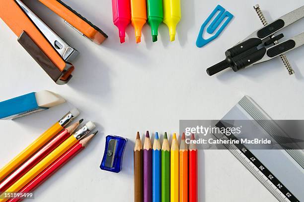 back to school supplies - fourniture de bureau photos et images de collection