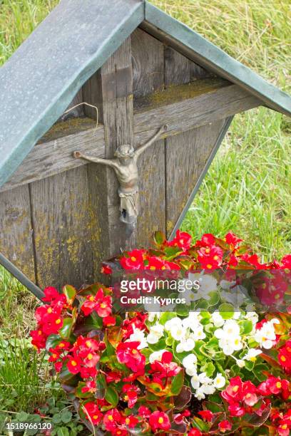 road accident site marker with flowers and jesus - dying houseplant stock pictures, royalty-free photos & images