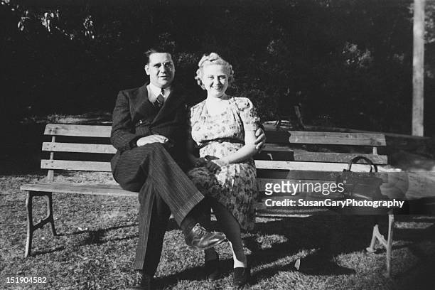 couple sitting on park bench - chicago 1930s stockfoto's en -beelden