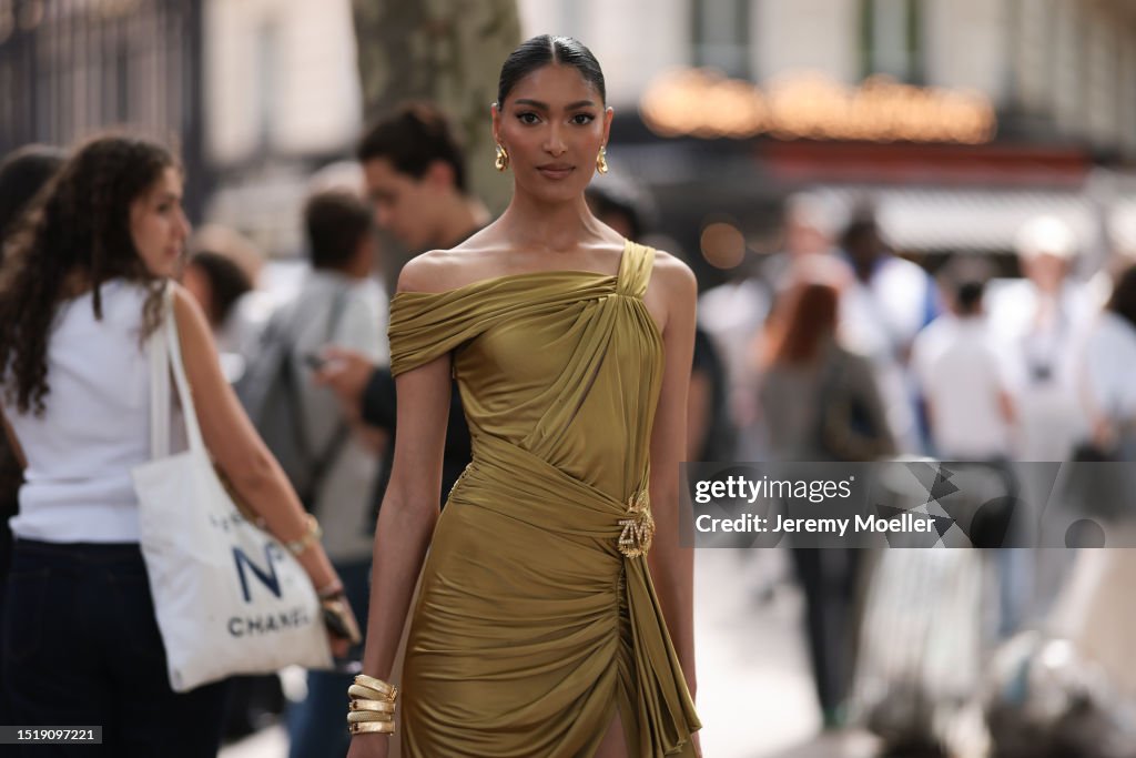 Street Style - Paris Fashion Week - Haute Couture Fall/Winter 2023/2024 - Day Three