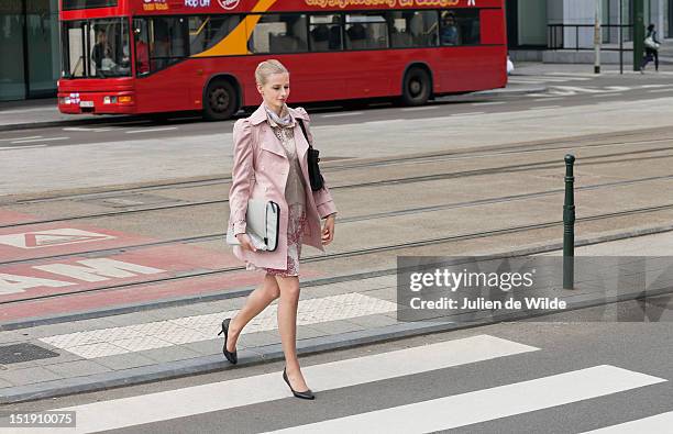 businesswoman crossing the road - nylons high heels stock-fotos und bilder