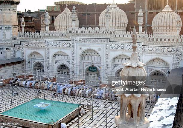 prayers at mosque - peschawar stock-fotos und bilder