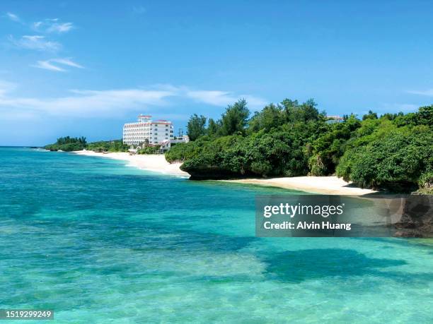 the clean and transparent seawater, along with the blue sky and white clouds, of miyako island in okinawa, japan. - okinawa blue sky beach landscape stockfoto's en -beelden