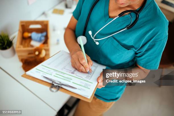 femme vétérinaire à la clinique - clinique vétérinaire photos et images de collection