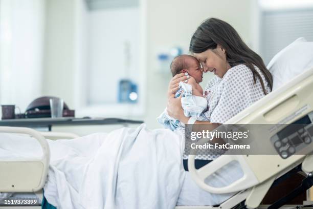 willkommen kleine! - baby krankenhaus stock-fotos und bilder