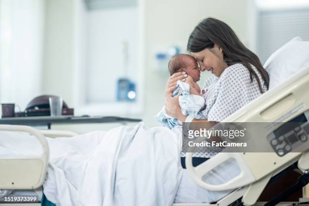 welcome little one! - giving birth stockfoto's en -beelden