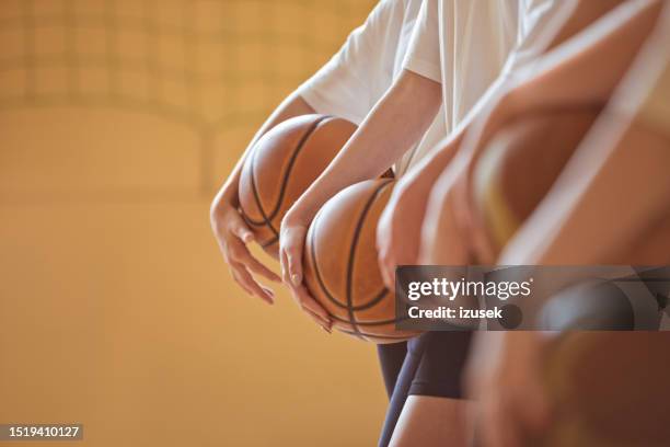 jogadores de basquete do ensino médio na academia - camel active - fotografias e filmes do acervo