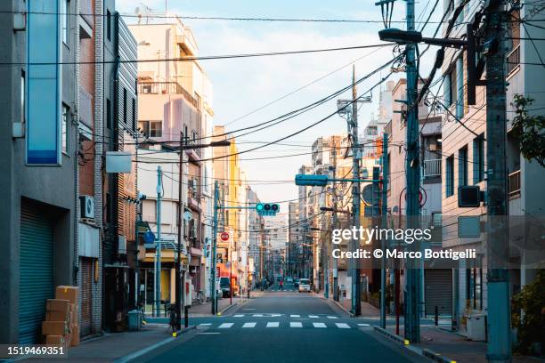 urban road in asakusa, tokyo - shitamachi stockfoto's en -beelden